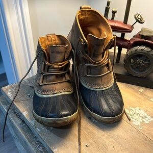 SOREL SIZE 7 WOMENS LOW BOOTIE. GREAT CONDITION.